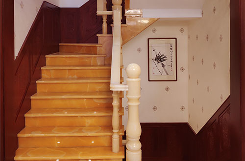 江源中式别墅室内汉白玉石楼梯的定制安装装饰效果